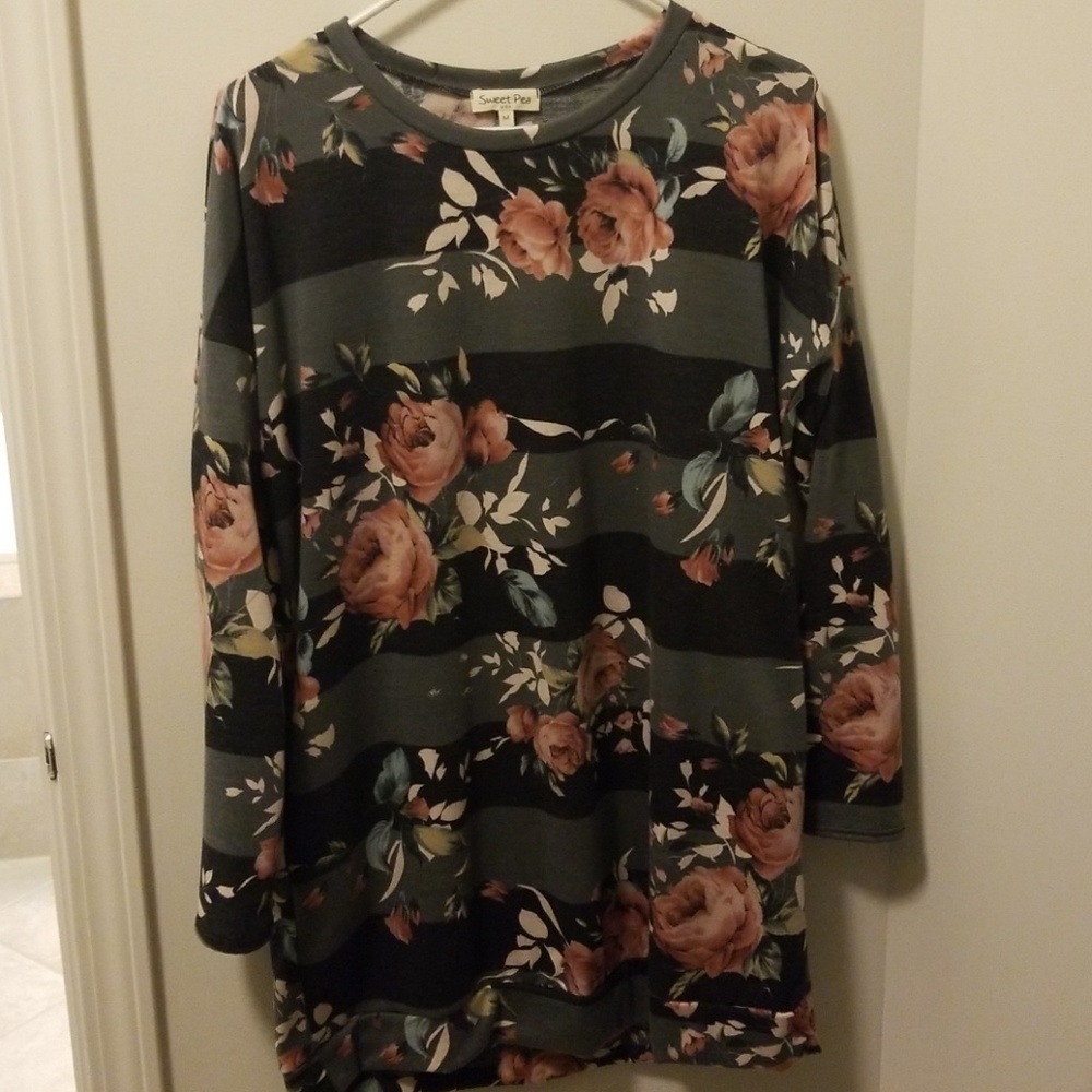 NWOT Womens floral tunic